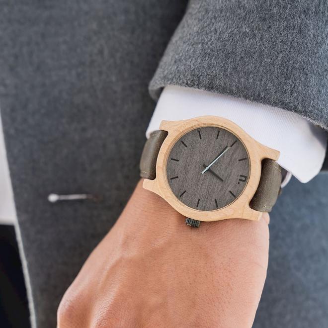 Sivo-olivové drevené hodinky s koženým remienkom pre pánov
