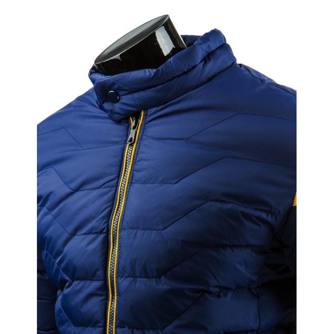 Prešivaná pánska bunda so zapínaním na zips v modrej farbe