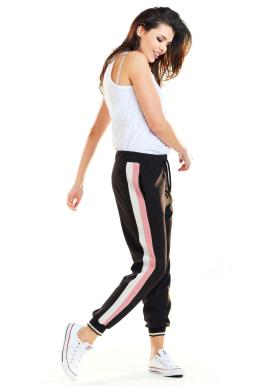 Športové dámske nohavice čiernej farby s ružovo-bielymi pásmi