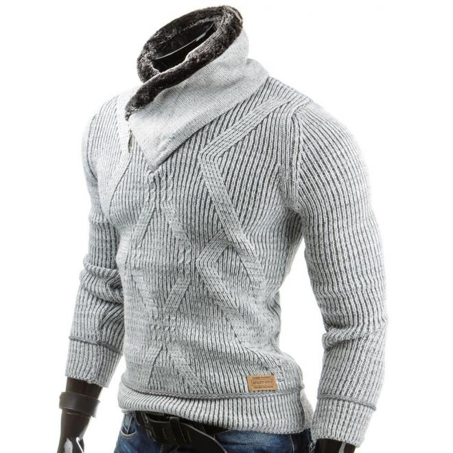 Vzorovaný pánsky sveter bielej farby s teplým golierom