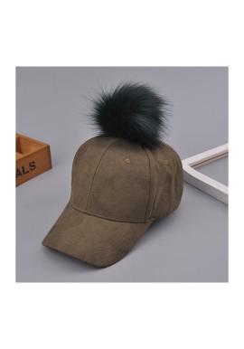 Dámska zamatová šiltovka s pompónom v zelenej farbe