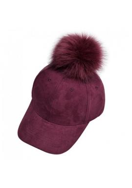 Dámska zamatová šiltovka s pompónom v bordovej farbe