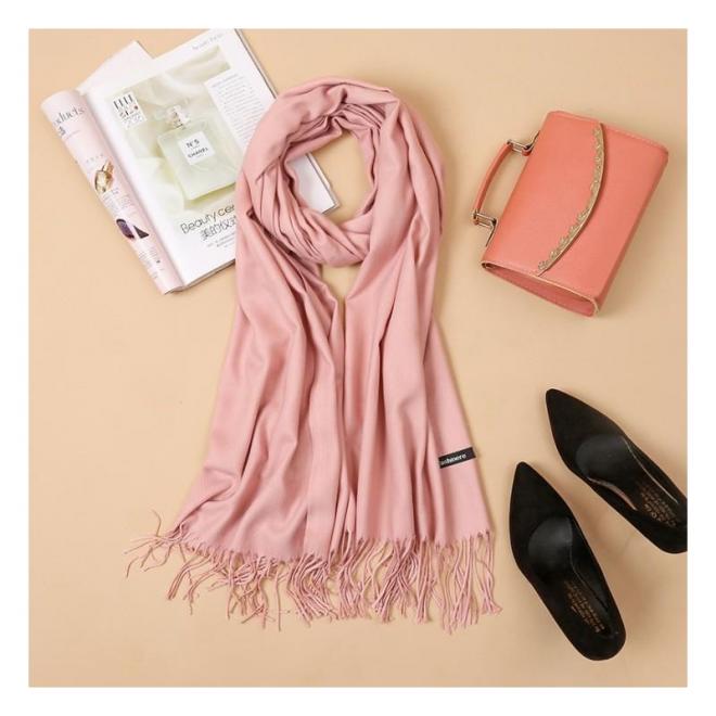 Dámsky elegantný šál so strapcami v ružovej farbe