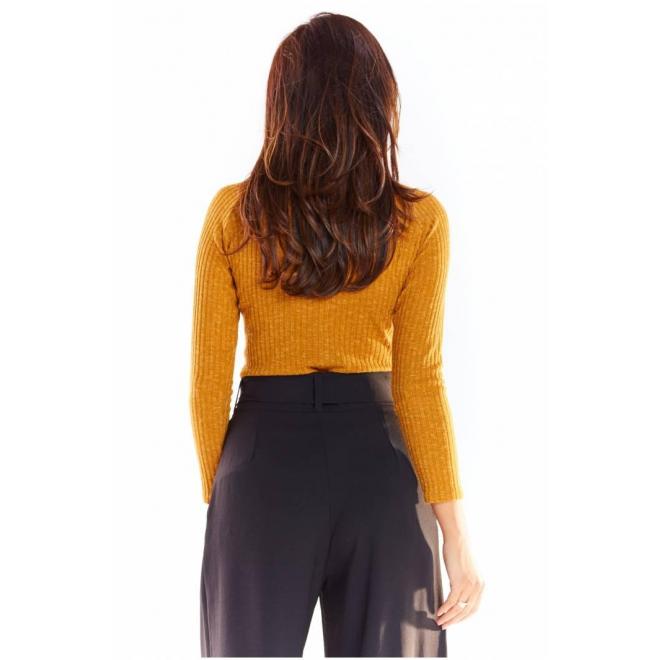 Priliehavý dámsky sveter ťavej farby s ozdobnými gombíkmi