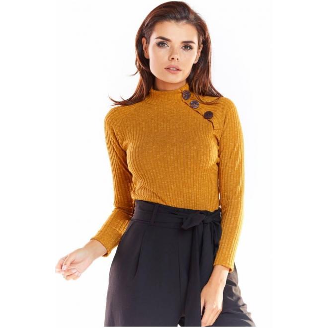 Priliehavý dámsky sveter ťavej farby s ozdobnými gombíkmi