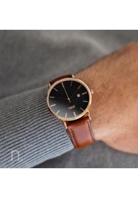 Štýlové pánske hodinky hnedo-čiernej farby s koženým remienkom