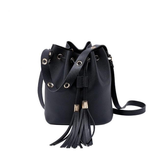 Štýlová dámska kabelka čiernej farby vo forme vrecka