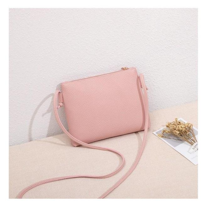 Dámska mini kabelka s kontrastným pásom v ružovej farbe