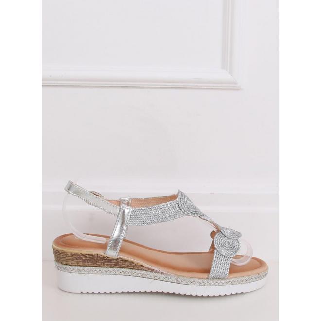 Metalické dámske sandále striebornej farby na nízkom klinovom opätku