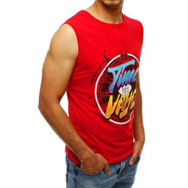 Módne pánske tričko červenej farby s farebnou potlačou