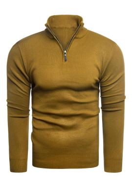 Klasický pánsky sveter ťavej farby so zapínaným výstrihom v akcii