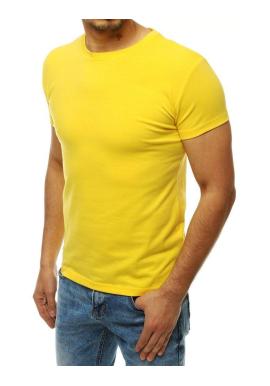 Klasické pánske tričko žltej farby s krátkym rukávom v akcii