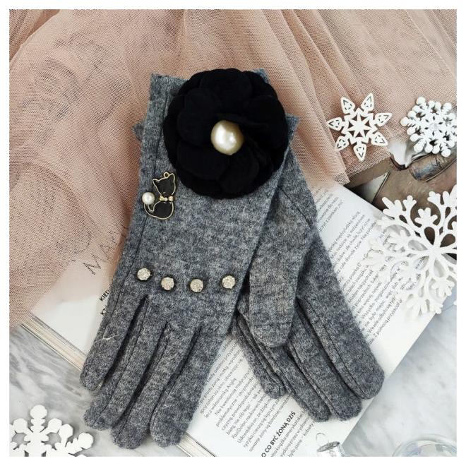 Zimné dámske rukavice sivej farby s mačkou a kvetom