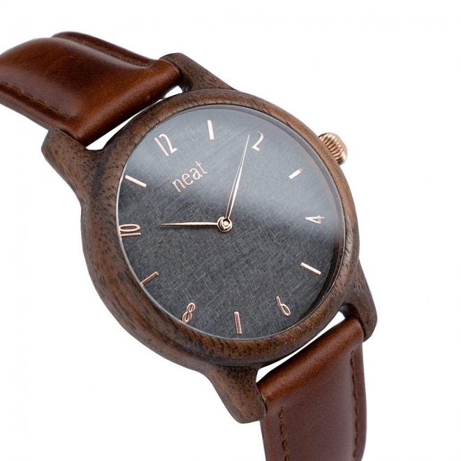 Čierne drevené hodinky s koženým remienkom pre dámy