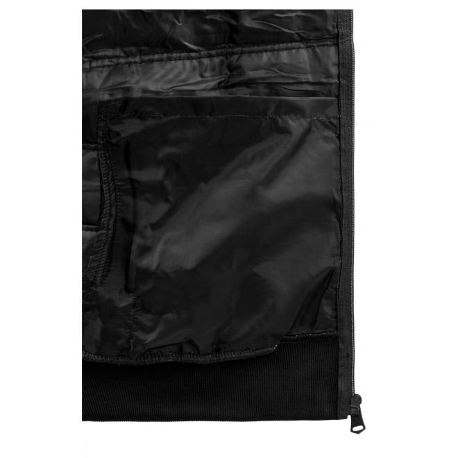 Prechodná pánska bunda čiernej farby s kapucňou