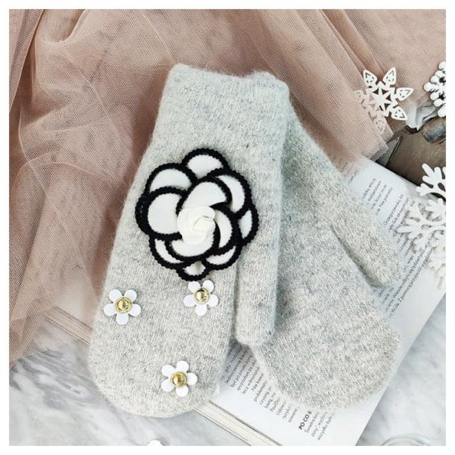 E-shop Zimné dámske rukavice sivej farby s kvetmi