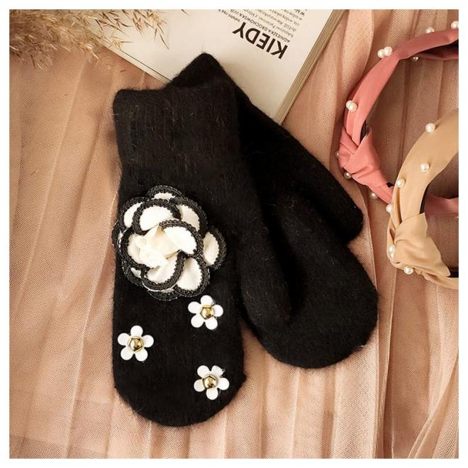 Zimné dámske rukavice čiernej farby s kvetmi