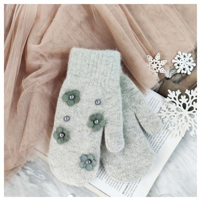 Zimné dámske rukavice sivej farby s kvetmi a perlami