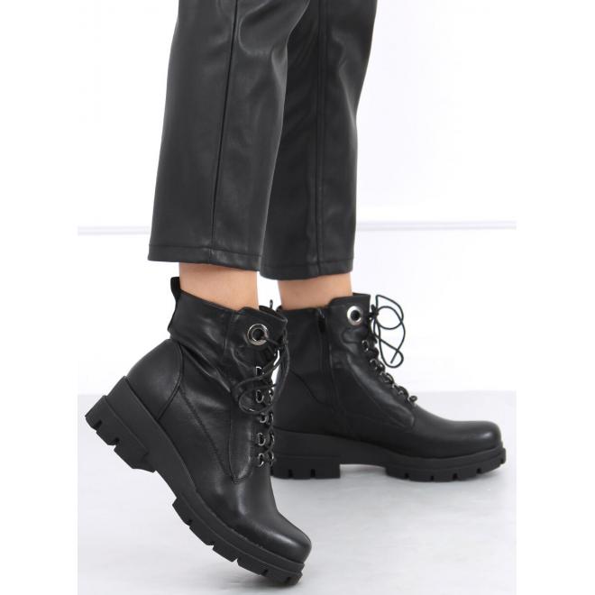Dámske topánky s nízkym klinovým podpätkom v čiernej farbe