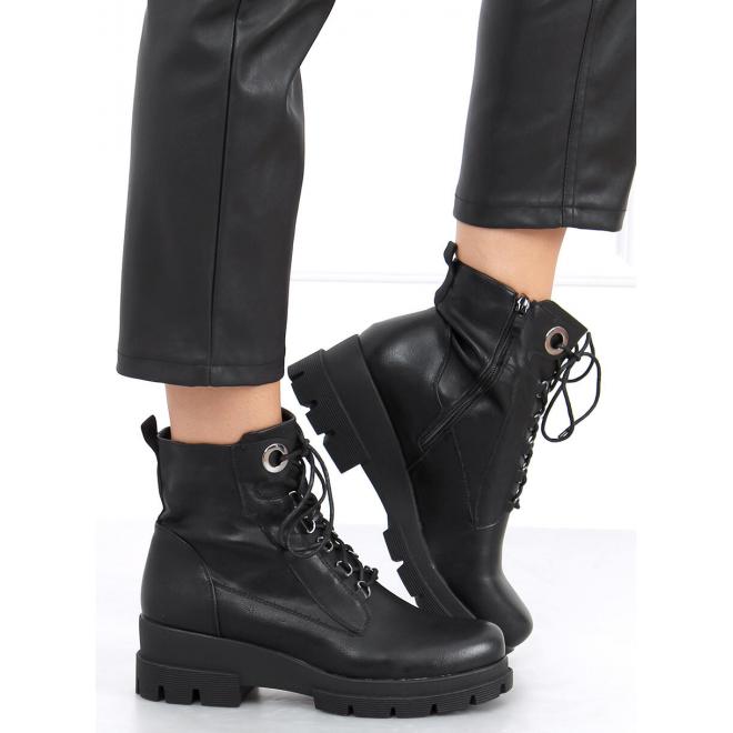 Dámske topánky s nízkym klinovým podpätkom v čiernej farbe