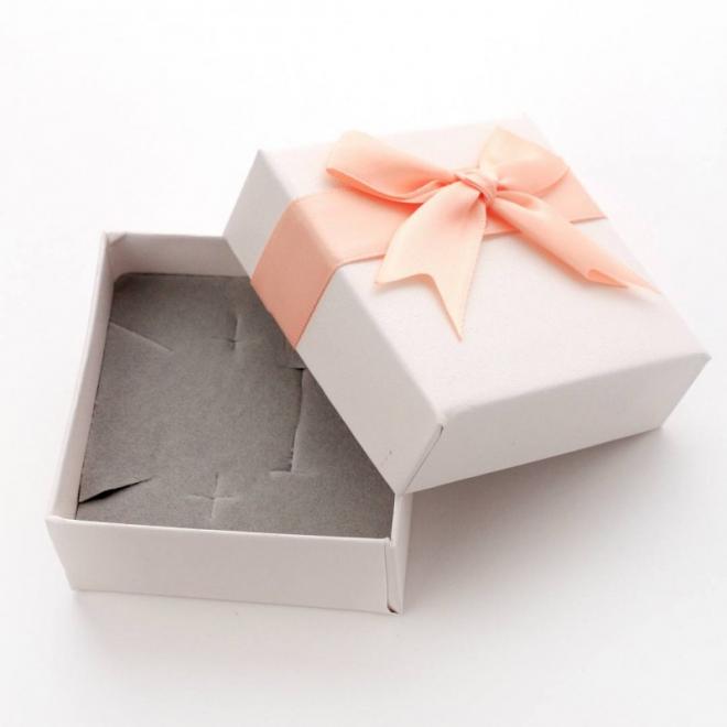Elegantná krabička na šperky v svetlohnedej farbe s masľou