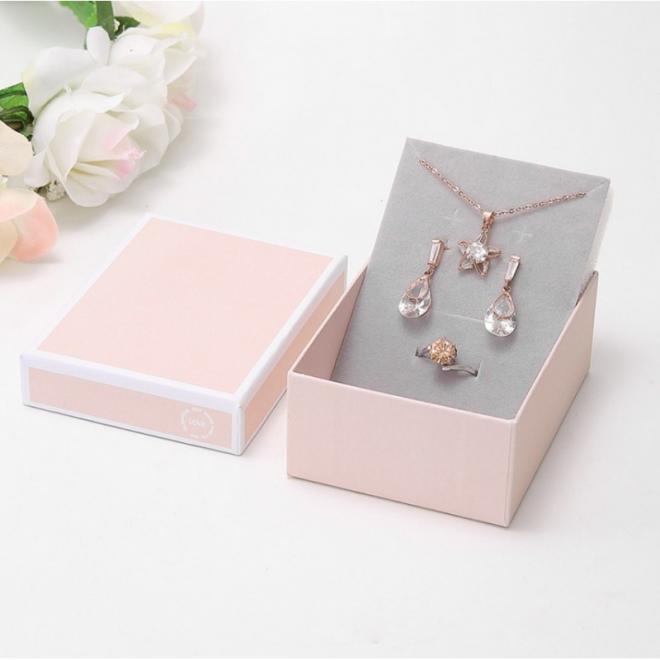 Elegantná krabička na šperky v ružovej farbe