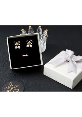 Biela darčeková krabička na šperky so sivou mašľou