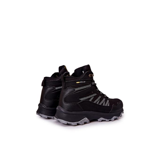 Pánske športové topánky s protišmykovou podrážkou v čiernej farbe