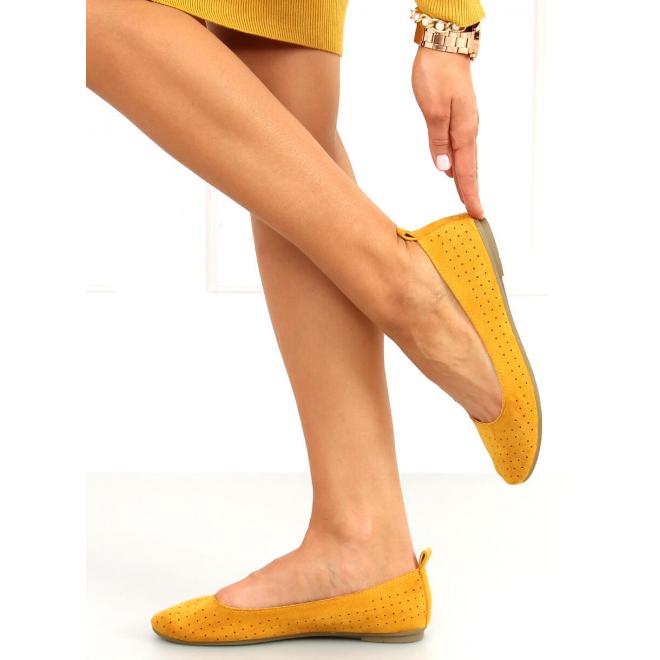 Semišové dámske balerínky žltej farby s ažúrovým vzorom