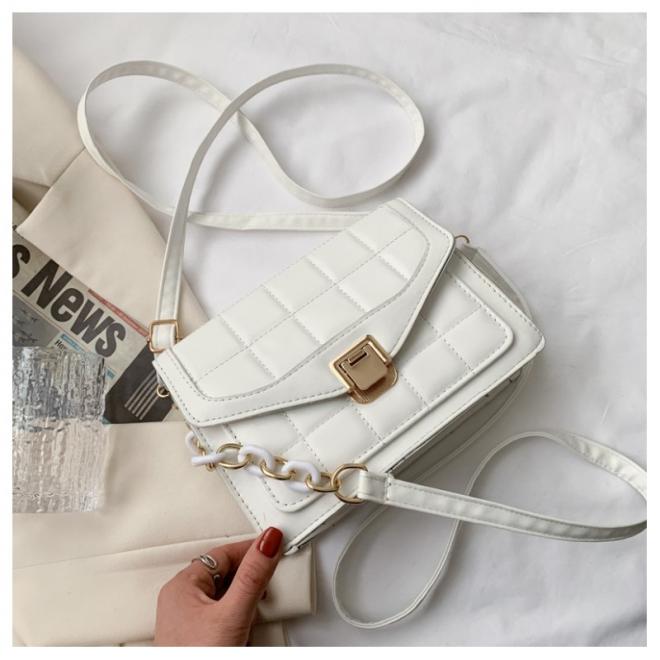 Dámska elegantná prešívaná kabelka v bielej farbe
