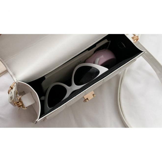 Dámska elegantná prešívaná kabelka v bielej farbe