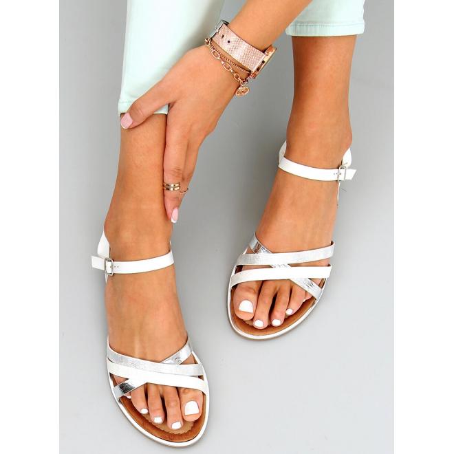 Dámske sandále s metalickými pásikmi v bielej farbe
