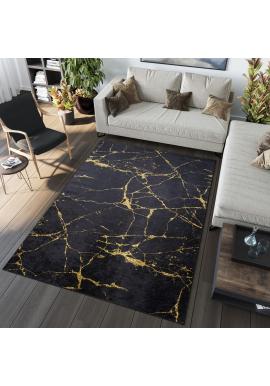 Čierny koberec so zlatým vzorom