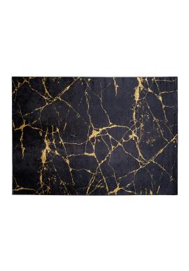 Čierny koberec so zlatým vzorom