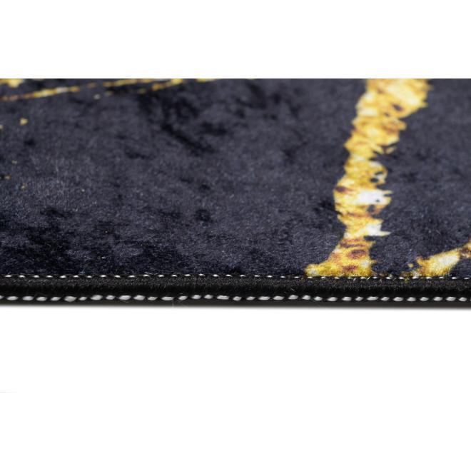 Čierny koberec so zlatým vzorom
