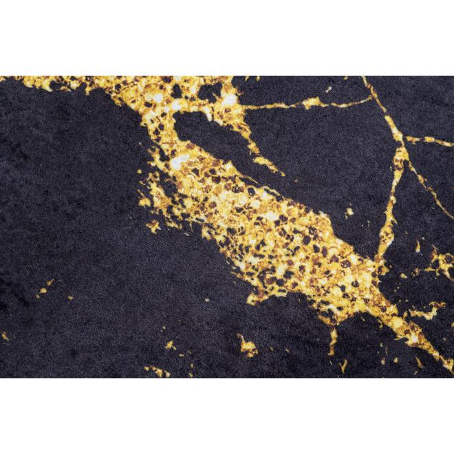 Čierny koberec so zlatým vzorom