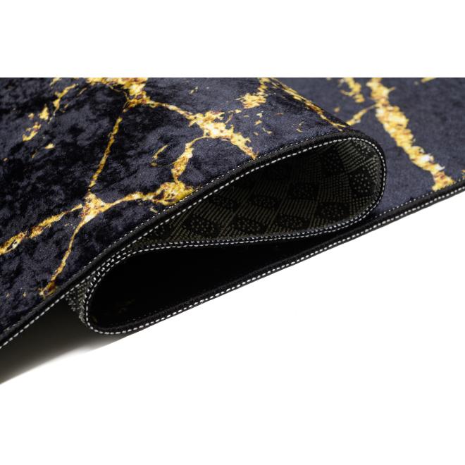 Čierny koberec so zlatým vzorom