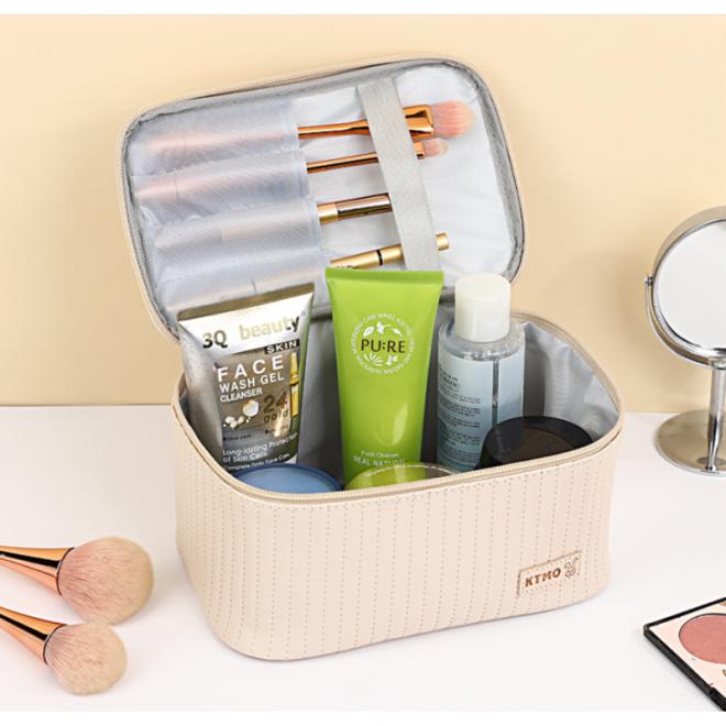 Ružový kozmetický kufrík s prešívaním