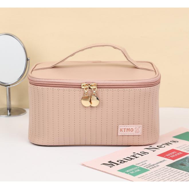 Ružový kozmetický kufrík s prešívaním