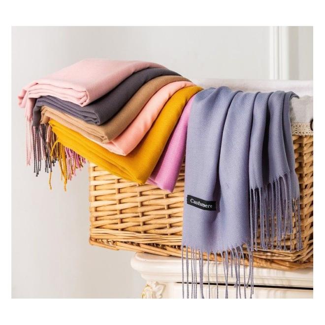 Elegantný biely šál so strapcami