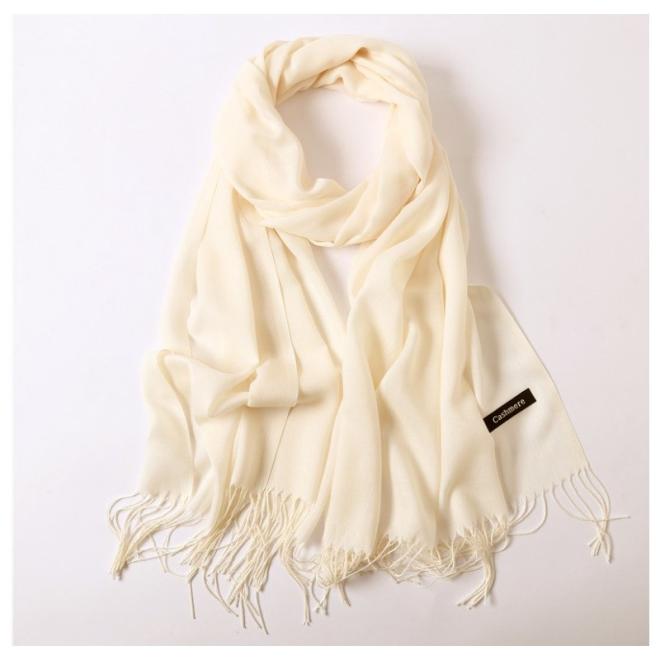 Elegantný biely šál so strapcami