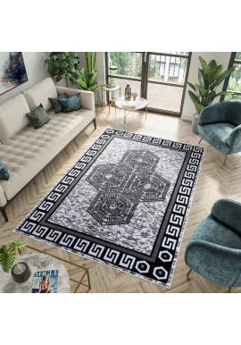 Biely koberec s čiernym vzorom