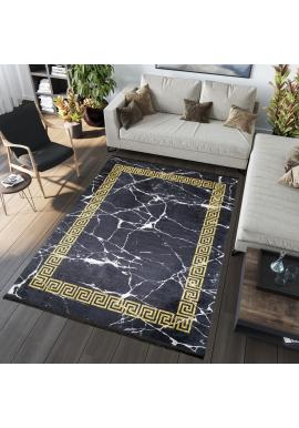 Čierny koberec so zlatým vzorom