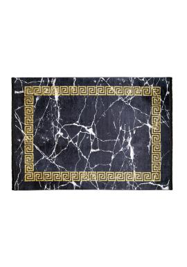 Čierny koberec so zlatým vzorom
