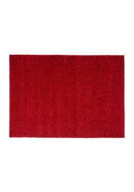 Červený shaggy koberec