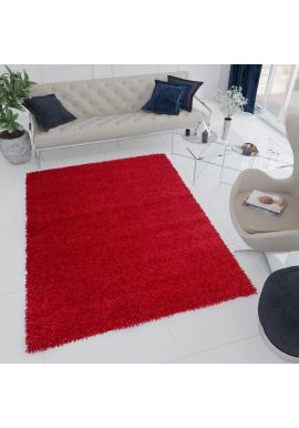 Červený shaggy koberec