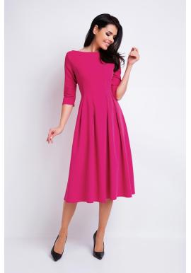 Krásne dámske šaty ružovej farby s rozšírenou sukňou
