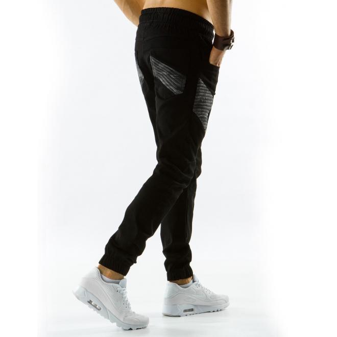 Športové pánske nohavice s prešívanými prvkami v čiernej farbe
