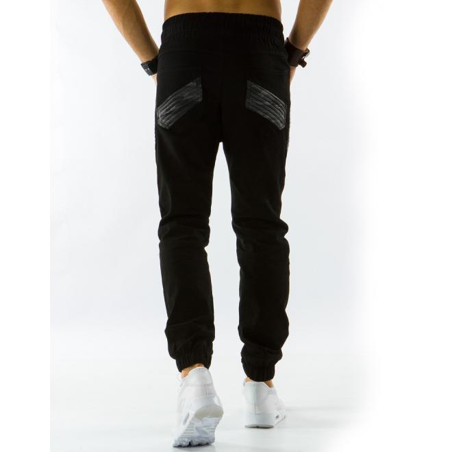 Športové pánske nohavice s prešívanými prvkami v čiernej farbe