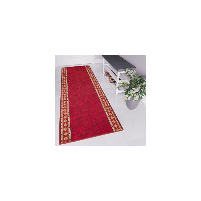 Moderný metrážny koberec v červenej farbe